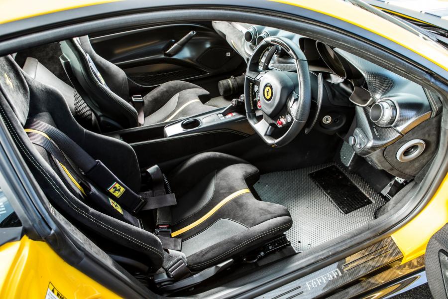 Интерьер Ferrari F12tdf Tailor Made 2016 года  (UK) (фото 17 из 40)